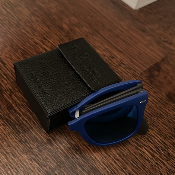 Foldable blue rayban sunglasses - Picture 3 of 3